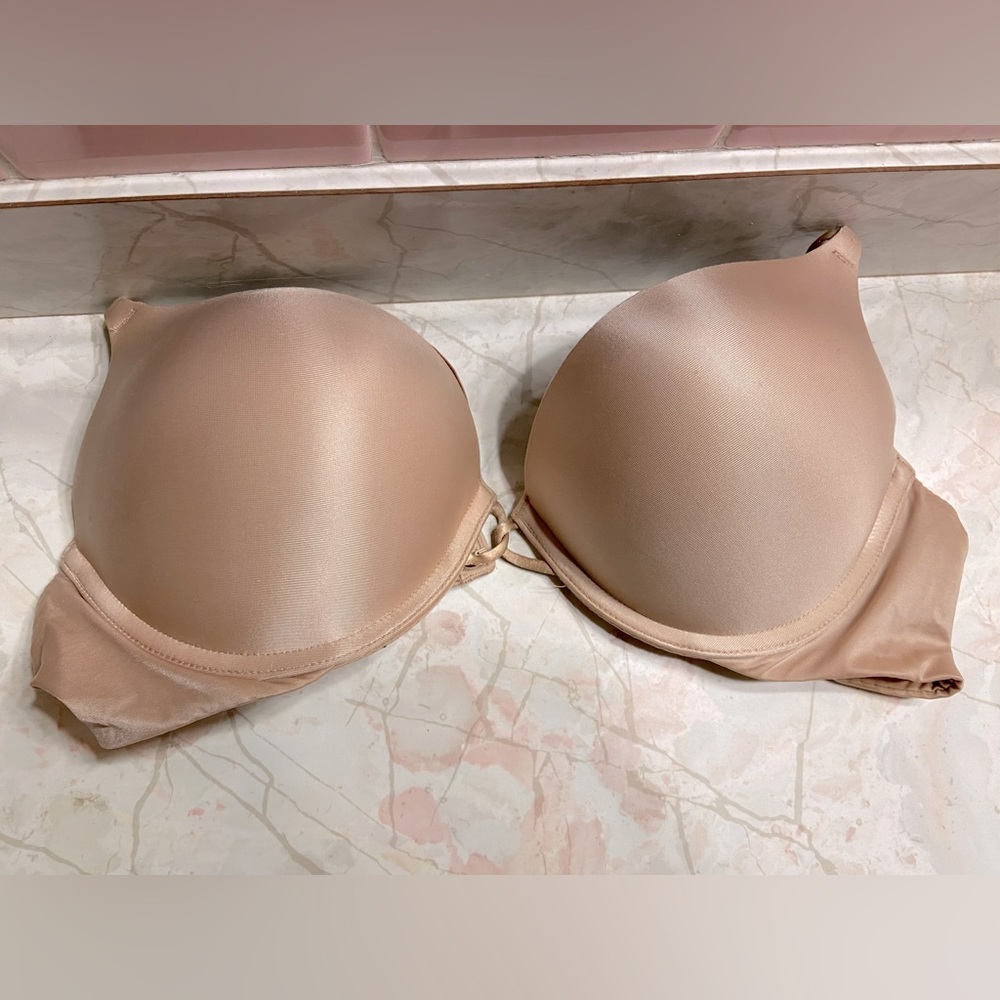 Nude bombshell Victoria’s Secret bra